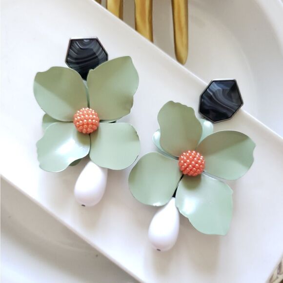 New! Zara Big Flower Earrings - Picture 11 of 13